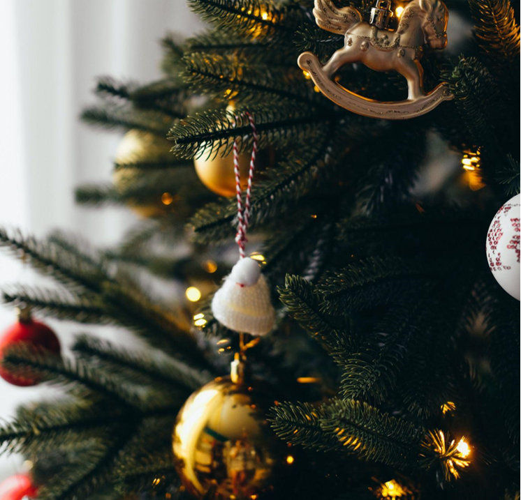 The Joy of Artificial Christmas Trees: Combining a Festive Atmosphere with Holiday Relaxation